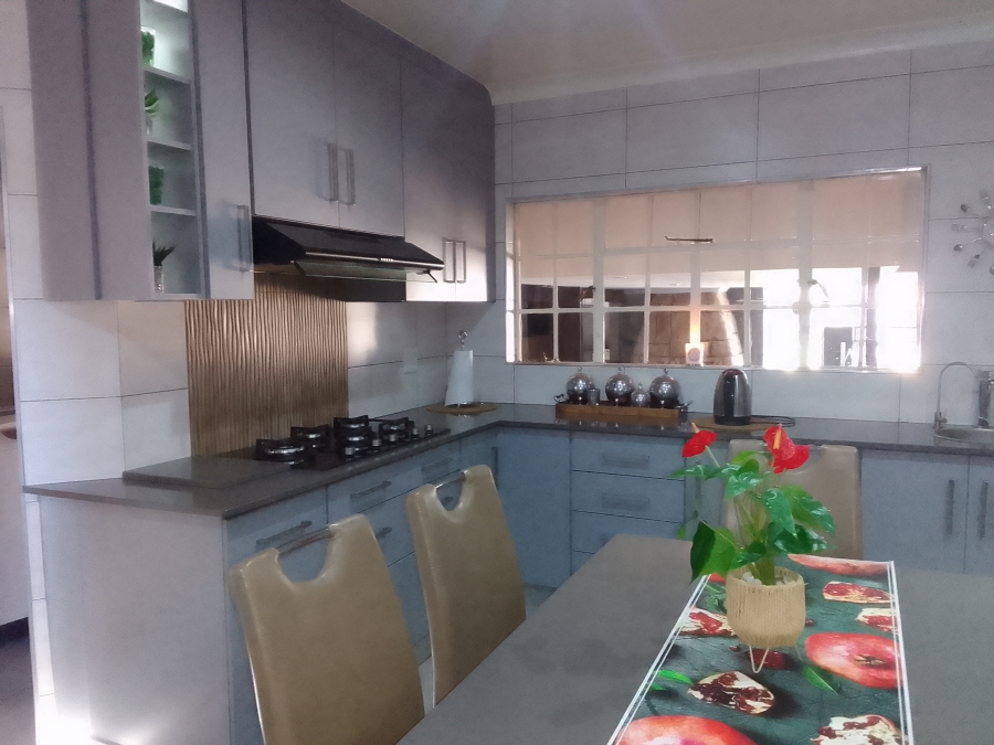 5 Bedroom Property for Sale in Geelhoutpark North West